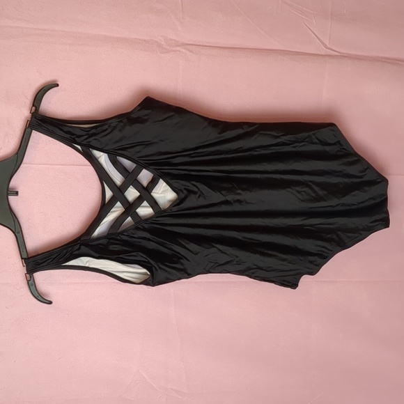 Black One Piece Scoop Neck Swimsuit with Criss Cross Back Design - Picture 4 of 7
